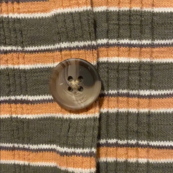 Top with buttons - Picture 2 of 3